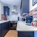 View Flat, Quiet Bedroom, Work Ready Desk Appartement *