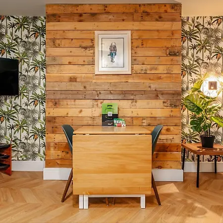 View Flat, Quiet Bedroom, Work Ready Desk