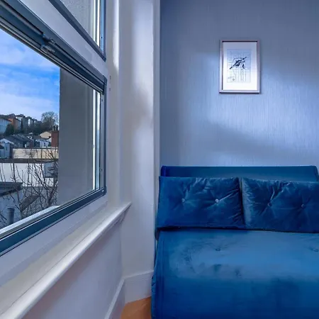 Art Penthouse: Cafes, Bars, Bistros Nearby