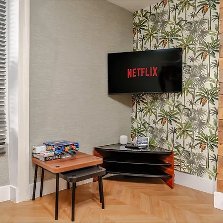 View Flat, Quiet Bedroom, Work Ready Desk Apartment *