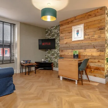 View Flat, Quiet Bedroom, Work Ready Desk Apartment Bristol