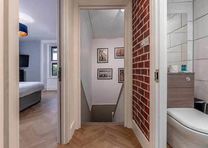 Stokes Croft Views, Quiet Sleep, Desk Apartment Bristol