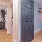 View Flat, Quiet Bedroom, Work Ready Desk *