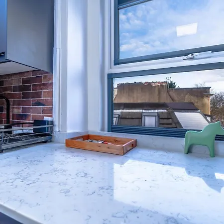 View Flat, Quiet Bedroom, Work Ready Desk Bristol