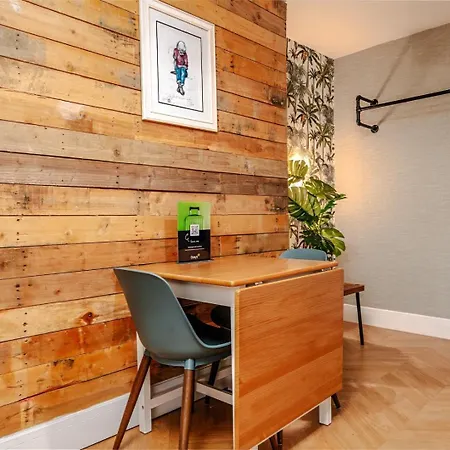 View Flat, Quiet Bedroom, Work Ready Desk *