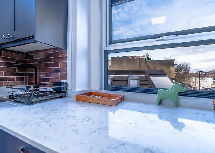 View Flat, Quiet Bedroom, Work Ready Desk Bristol