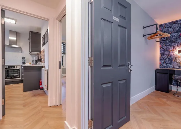 View Flat, Quiet Bedroom, Work Ready Desk *