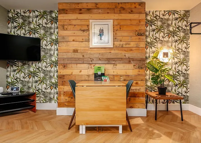 View Flat, Quiet Bedroom, Work Ready Desk