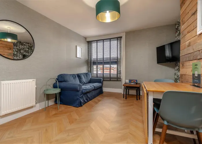 View Flat, Quiet Bedroom, Work Ready Desk Apartman