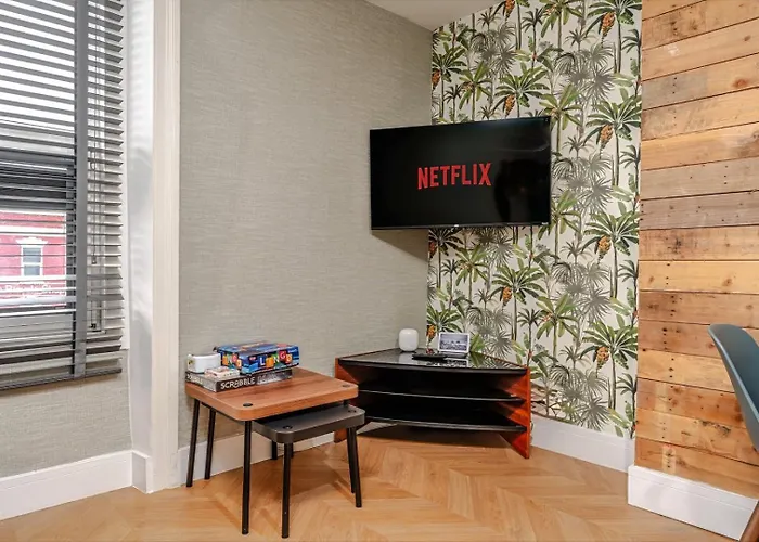 View Flat, Quiet Bedroom, Work Ready Desk Apartman *