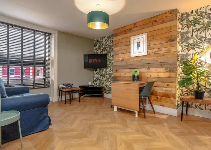 View Flat, Quiet Bedroom, Work Ready Desk Apartman Bristol