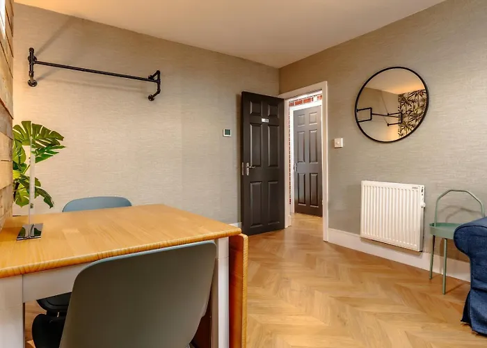 View Flat, Quiet Bedroom, Work Ready Desk