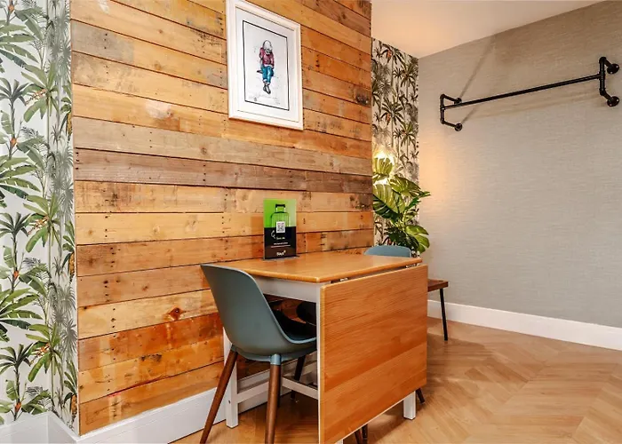 View Flat, Quiet Bedroom, Work Ready Desk *